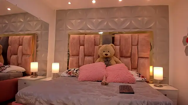 Paris Velvet online show from March 4, 11:33 pm