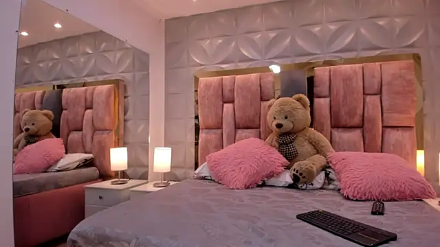 Paris Velvet online show from April 7, 11:51 pm