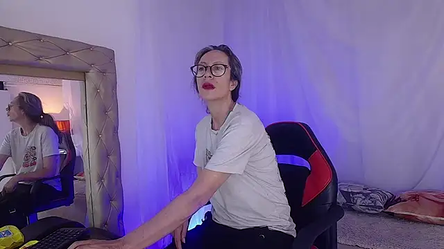 laurasofia45 online show from April 11, 5:35 am