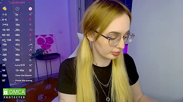 AdeLuna online show from May 30, 9:54 pm