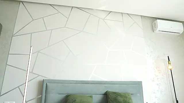 DollyV online show from April 25, 1:41 pm