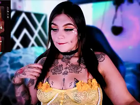 Zoeee 001 online show from February 6, 7:39 pm