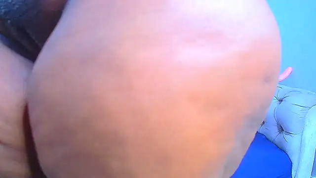 CreamyCurves online show from April 21, 6:09 am