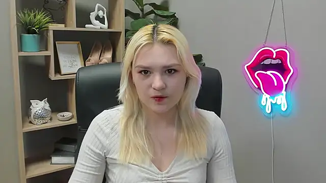 SweetLilyxo online show from April 8, 1:24 pm