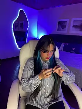 Annie Alicee online show from April 4, 3:00 pm