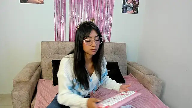 lila muak online show from April 24, 6:33 pm