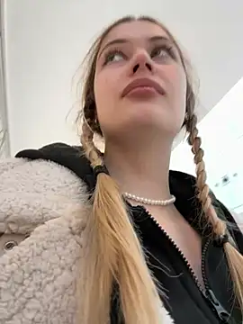 blonde exe online show from April 7, 3:25 pm