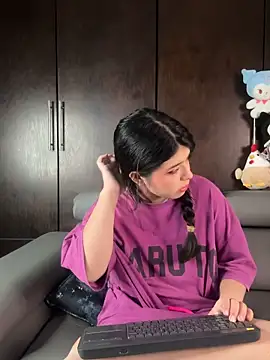 EmilyAndAndrew online show from April 11, 5:02 am