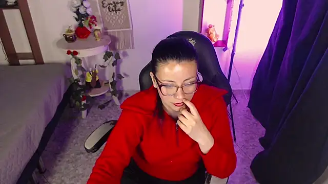 QueenRose94 online show from April 10, 1:39 pm