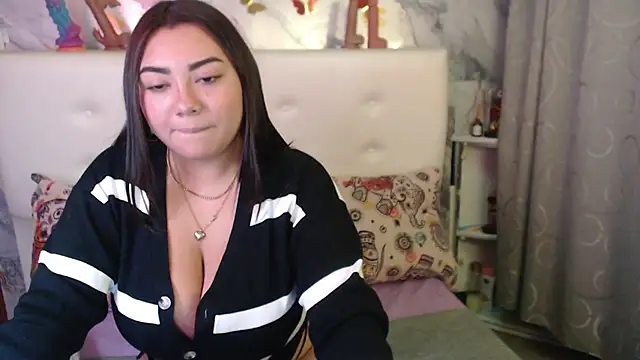 Nicolelewllss online show from March 2, 10:11 am
