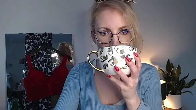 CinderellaMoon online show from April 2, 5:27 am