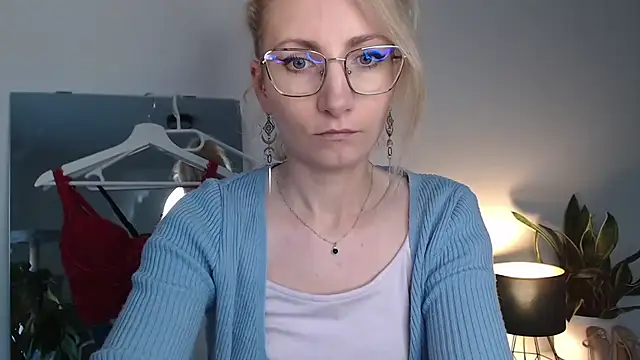 CinderellaMoon online show from April 1, 5:41 am