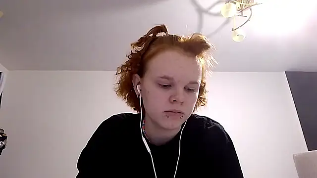 CurlaPettyBom online show from February 26, 8:46 am