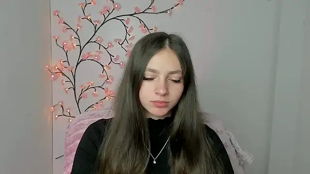 KissMeJulia online show from April 16, 5:30 am