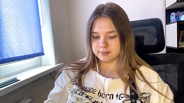 TomikoPfau online show from March 25, 10:18 am