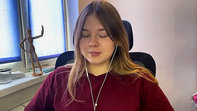 TomikoPfau online show from February 23, 9:09 am