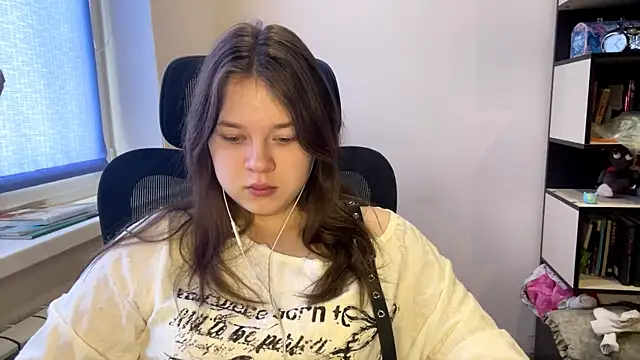 TomikoPfau online show from March 3, 7:47 am