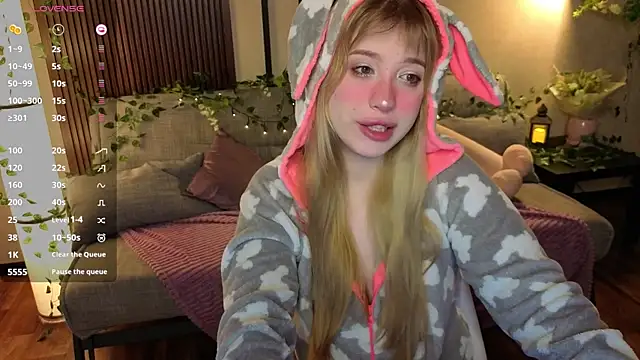 linaloon online show from April 25, 7:55 pm