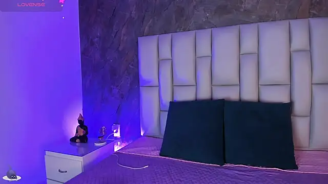 lya gomez online show from April 12, 7:55 am