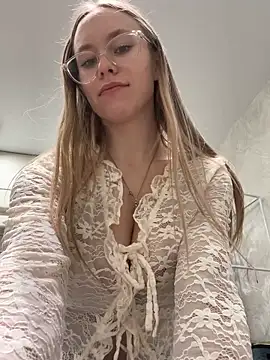 Vikkie seXyGiiiirl XoXo online show from March 8, 7:51 pm