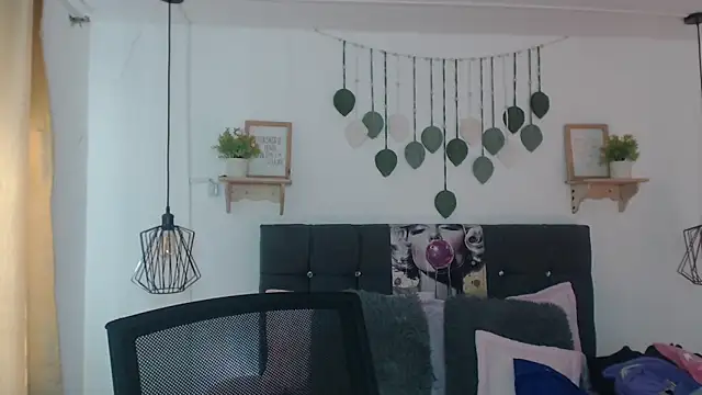 Emma hassani online show from April 8, 2:08 pm