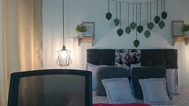 Emma hassani online show from April 14, 1:55 pm