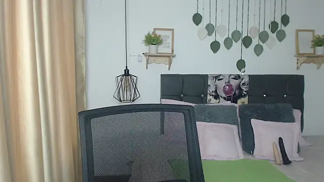 Emma hassani online show from April 15, 2:06 pm