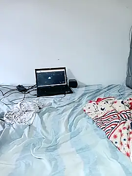 safiya  emira online show from April 9, 3:28 pm