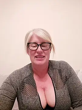 FlirtyFleur-x online show from April 2, 9:01 pm