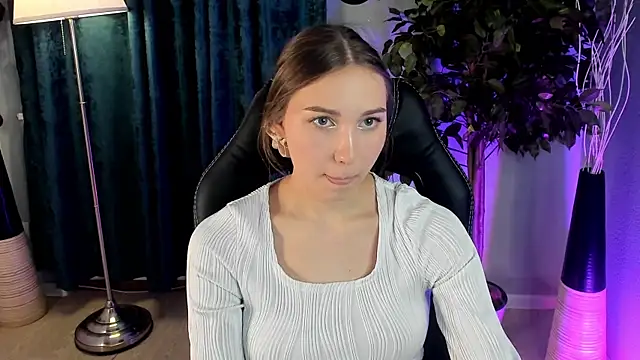 OliviaLang online show from March 17, 12:20 pm