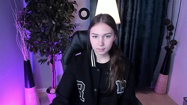 OliviaLang online show from March 6, 11:38 am