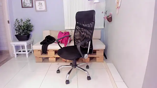 Nahomy Collins  online show from April 8, 8:11 pm