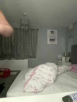 BeeMay22 online show from March 15, 9:50 pm