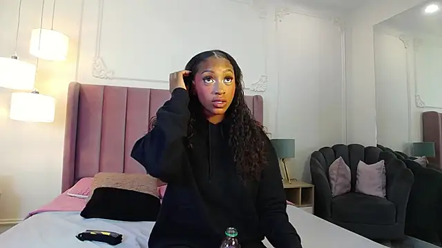 LiaTrainor online show from April 6, 12:28 pm