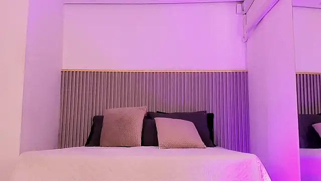 ashvalentine  online show from April 1, 7:55 pm