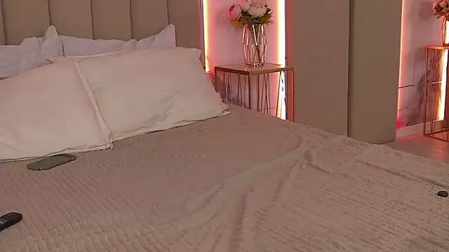 JuliaHotty  online show from March 13, 8:32 pm