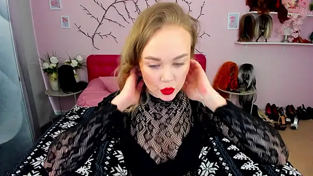 HannahWillow online show from March 4, 10:33 am