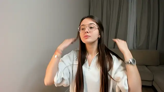 LareeGuzzo online show from March 19, 7:51 pm