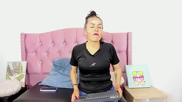 Liz Grettel online show from April 1, 7:00 pm