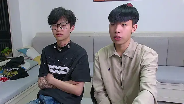 Chili-001 online show from April 10, 1:28 pm