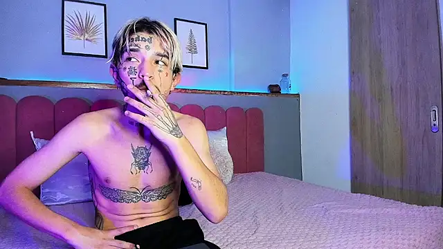 MidnightSinners online show from April 6, 10:55 pm