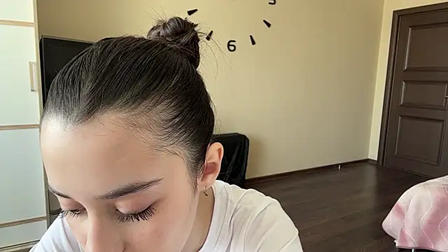 AdeleVelvet online show from March 11, 9:35 am