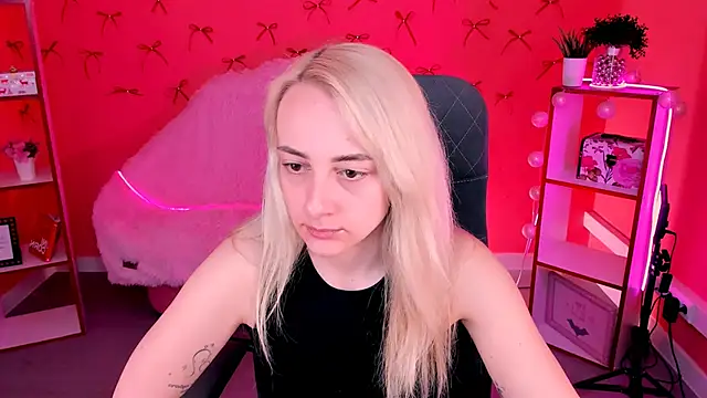 CarolMoor online show from April 7, 9:11 am