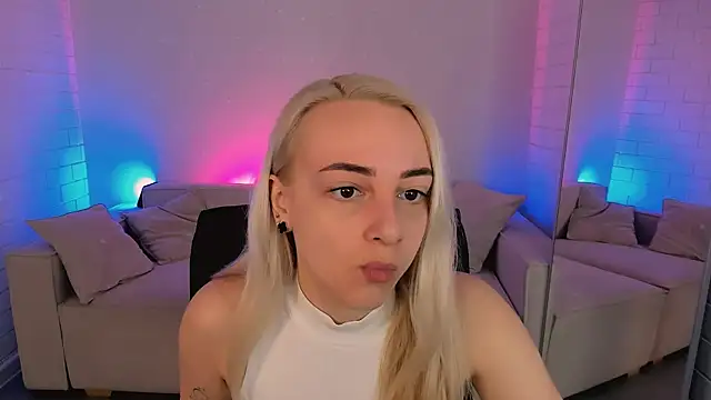 CarolMoor online show from March 23, 9:04 am