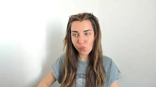 summmmersky1 online show from April 11, 1:37 pm