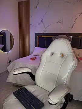 Babyzoee  online show from April 9, 8:58 pm