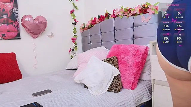 Isabella Roses  online show from April 7, 2:35 am