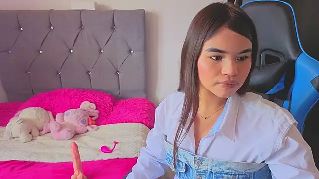 Roxan Luxe online show from April 2, 7:00 pm