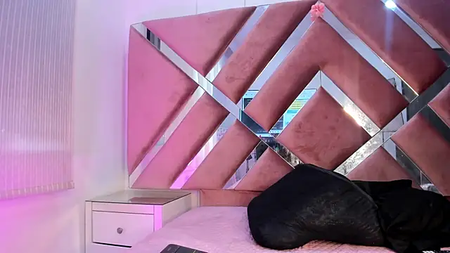 Zoe Evaanss  online show from April 11, 8:01 pm