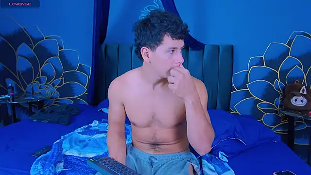 Chloe MagnusKnight  online show from April 1, 1:41 pm